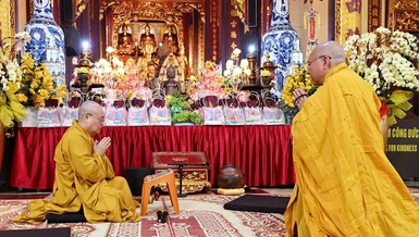 Trưởng lão Hòa thượng Thích Thanh Nhiễu và Hòa thượng Thích Gia Quang tác pháp đối thú