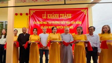 Cắt băng khánh thành phòng học cho học sinh Trường Tiểu học Tân Hồng, xã Tân Duyệt