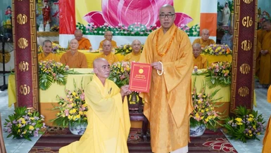 Thượng tọa Thích Quảng Lộc, Trưởng ban Trị sự Phật giáo tỉnh trao quyết định bổ nhiệm đến Đại đức tân trụ trì