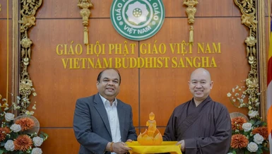 Thượng tọa Thích Đức Thiện trao tặng tôn tượng Đức Phật đản sinh đến ông Mahesh Premathilake