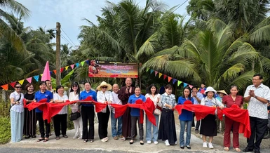 Cắt băng khánh thành tuyến đường bê-tông tại ấp Rạch Mát, xã Nhị Long