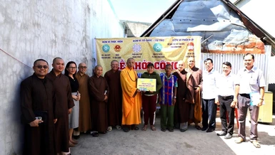 Phân ban Phật tử dân tộc T.Ư trao kinh phí xây nhà đến gia đình bà Phạm Thị Bình tại TT.Vân Canh, H.Vân Canh