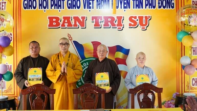 Thượng tọa Thích Quảng Lộc trao quyết định đến các thành viên đại diện liên xã: Tân Phú Đông, Tân Thới