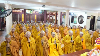 Thành kính đảnh lễ Giác linh Đức Đệ tam Pháp chủ GHPGVN theo truyền thống, tại tổ đình Viên Minh