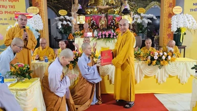 Hòa thượng Thích Tỉnh Cường trao quyết định đến Sư cô tân trụ trì