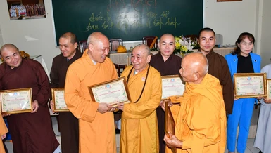 Chư tôn đức hoan hỷ chia tay trước ngày dừng hoạt động Ban Trị sự cấp huyện