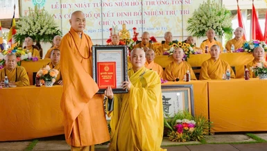 Hòa thượng Thích Từ Vân trao quyết định bổ nhiệm trụ trì chùa Minh Trí đến Đại đức Thích Trung Thiện