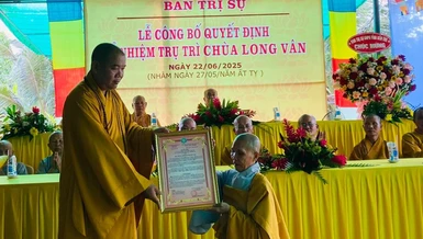 Thượng tọa Thích Trí Thọ trao quyết định bổ nhiệm trụ trì chùa Long Vân đến Sư cô Thích nữ Trung Phát