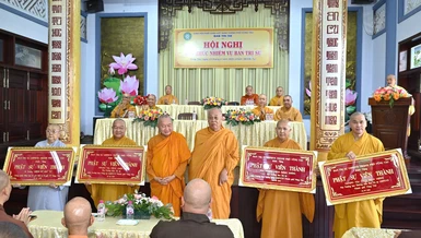 Chư vị Hòa thượng trao khánh vàng tri ân chư tôn đức Tăng Ni đã tích cực đóng góp xây dựng và phát triển TP.Vũng Tàu