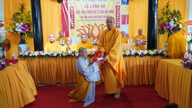 Thượng tọa Thích Quảng Lộc trao quyết định bổ nhiệm trụ trì chùa Vạn Phước đến Ni sư Thích nữ Huệ Châu