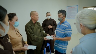  Thượng tọa Thích Trí Chơn trao quà, chia sẻ với bệnh nhân có hoàn cảnh khó khăn