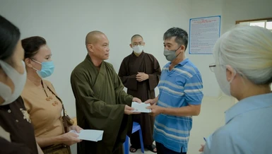  Thượng tọa Thích Trí Chơn trao quà, chia sẻ với bệnh nhân có hoàn cảnh khó khăn