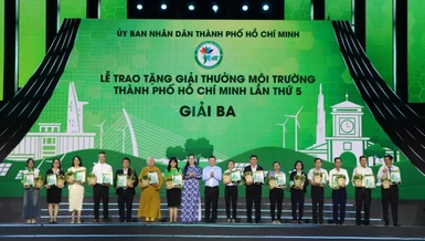 Hòa thượng Thích Duy Trấn, đại diện Câu lạc bộ Hành Trình Xanh nhận Giải ba Môi trường TP.HCM - Ảnh: MTTTQVN TP