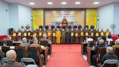 17 vị Trưởng ban Đại diện Phật giáo phường, xã nhận quyết định do Hòa thượng Thích Bảo Nghiêm trao