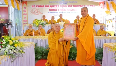 Thượng tọa Thích Trí Thọ, Phó ban Thường trực Ban Trị sự GHPGVN tỉnh trao quyết định bổ nhiệm trụ trì chùa Thiên Quang đến Đại đức Thích Hữu Tâm