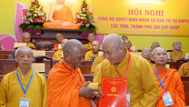 Hòa thượng Thích Huệ Thông, Phó Chủ tịch Hội đồng Trị sự trao quyết định đến Hòa thượng Thạch Sok Xane, Trưởng ban Trị sự GHPGVN tỉnh Vĩnh Long (mới) - Ảnh: Bảo Toàn/BGN