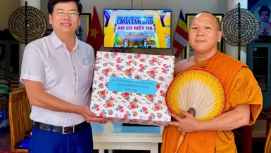 Ông Nguyễn Cao Cường trao quà đến chư Tăng trường hạ chùa Tam Bảo đến Đại đức Thích Pháp Hiếu
