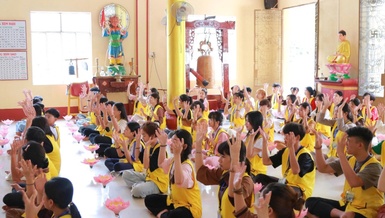 Thanh thiếu niên tham gia khóa tu mùa hè “Xứ sở sen hồng” với chủ đề Đi tìm hạnh phúc