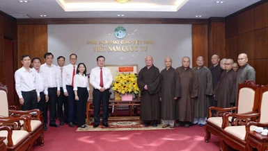 Giám đốc Sở Dân tộc và Tôn giáo TP.HCM và các vị Phó Giám đốc thăm chư tôn đức Ban Trị sự GHPGVN TP.HCM