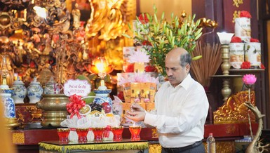 Ông Sandeep Arya, Đại sứ Đặc mệnh toàn quyền Ấn Độ tại Việt Nam đến chùa Quán Sứ dâng hương