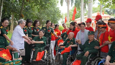 Câu lạc bộ Phật tử Quán Sứ đến thăm, động viên thương, bệnh binh tại Trung tâm Điều dưỡng thương binh Duy Tiên