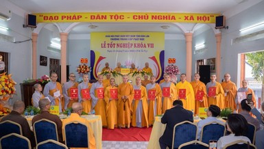 Đại đức Thích Nguyên Minh, Hiệu trưởng Trường Trung cấp Phật học tỉnh trao Bằng tốt nghiệp cho Tăng Ni sinh