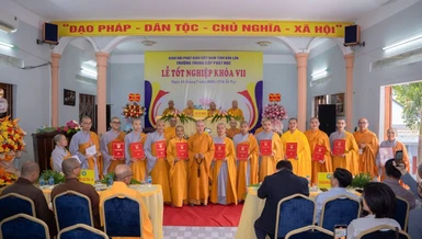 Đại đức Thích Nguyên Minh, Hiệu trưởng Trường Trung cấp Phật học tỉnh trao Bằng tốt nghiệp cho Tăng Ni sinh
