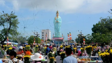 Hàng ngàn lượt khách thập phương, Phật tử các nơi đến hành hương chiêm bái tại Quán Âm Phật Đài