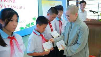 Sư cô Thích nữ Tường Chơn trao quà đến các em học sinh