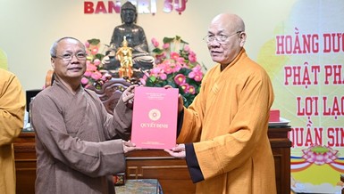 Hòa thượng Thích Quảng Tùng trao quyết định chuẩn y nhân sự cho Ban Phật giáo Quốc tế GHPGVN TP.Hải Phòng