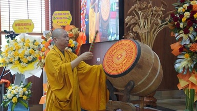 Thượng tọa Thích Minh Tín, Hiệu trưởng Trường Trung cấp Phật học Hà Nội đã đánh ba hồi trống khai giảng năm học mới