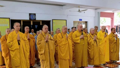 Thượng tọa Thích Tĩnh Triệt tác bạch cúng dường tại trường hạ thiền viện Quảng Đức