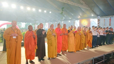 Chư tôn đức và đại biểu dâng hương tưởng niệm anh linh các anh hùng liệt sĩ tại Nghĩa trang Liệt sĩ Phú Quốc