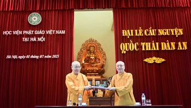 Hòa thượng Thích Quảng Tùng trao tịnh tài trợ duyên Tăng Ni sinh Học viện trong mùa An cư kiết hạ