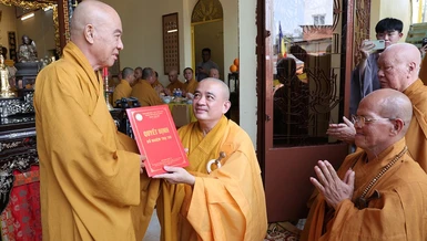 Hòa thượng Thích Nhựt Hỷ trao quyết định bổ nhiệm trụ trì chùa Đại Hạnh đến Thượng tọa Thích Phước Cường