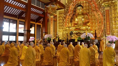 Chư Tăng trong nghi thức Bố-tát tại chính điện Việt Nam Quốc Tự