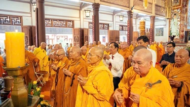 Chư tôn đức Ban Trị sự và đại diện các cơ quan dâng hương tưởng niệm các anh hùng, liệt sĩ