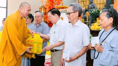 Thượng tọa Thích Tâm Đức trao quà đến các gia đình chính sách, có công