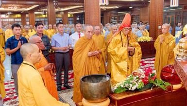 Chư tôn đức Ban Trị sự tỉnh và đại diện các cơ quan dâng hương tưởng niệm