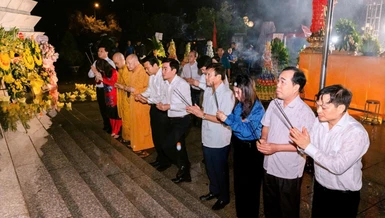 Chư tôn đức cùng lãnh đạo các cơ quan dâng hương anh linh các anh hùng, liệt sĩ tại Nghĩa trang Liệt sĩ tỉnh Thanh Hóa