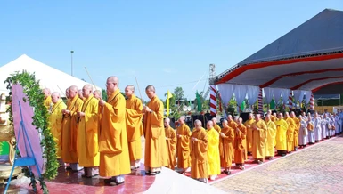Chư tôn đức Tăng Ni dâng hương tại Nghĩa trang Liệt sĩ xã Tam Nông