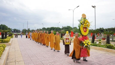 Chư tôn đức Ban Thường trực Ban Trị sự tỉnh đặt vòng hoa tưởng niệm