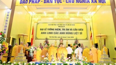 Chư tôn đức và lãnh đạo 2 phường dâng hương tưởng niệm anh linh các anh hùng, liệt sĩ
