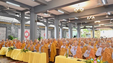 Chư hành giả Ni cung đón chư tôn đức giáo thọ quang lâm lớp học