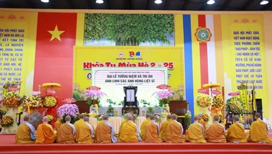 Chư tôn đức thực hiện thời kinh A Di Đà cầu nguyện anh linh các anh hùng, liệt sĩ