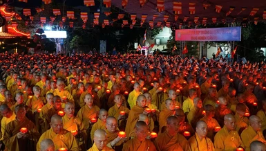 Chư tôn đức thắp nến tưởng niệm, tri ân các anh hùng, liệt sĩ tại chùa Tỉnh Hội