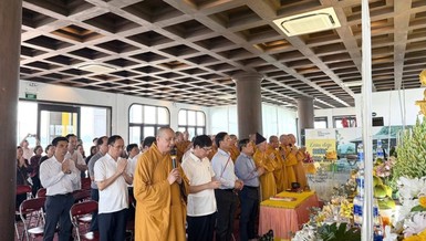 Chư tôn đức và lãnh đạo các cơ quan thắp hương tưởng niệm 39 nạn nhân bị thiệt mạng trong tai nạn trên vịnh Hạ Long