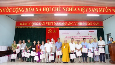 Ban Tổ chức trao quà tri ân tại xã Cồn Tiên, tỉnh Quảng Trị