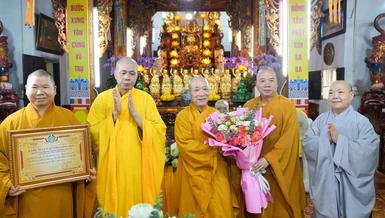 Hòa thượng Thích Bảo Nghiêm trao Bằng tuyên dương công đức, tặng hoa tri ân đến các cá nhân, tập thể chư tôn đức Ban Trị sự quận, huyện (cũ) 