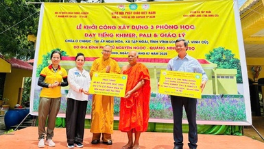 Đại diện chùa Tường Nguyên và đơn vị tài trợ trao bảng ủng hộ xây dựng 3 phòng học tại chùa O Chhuc